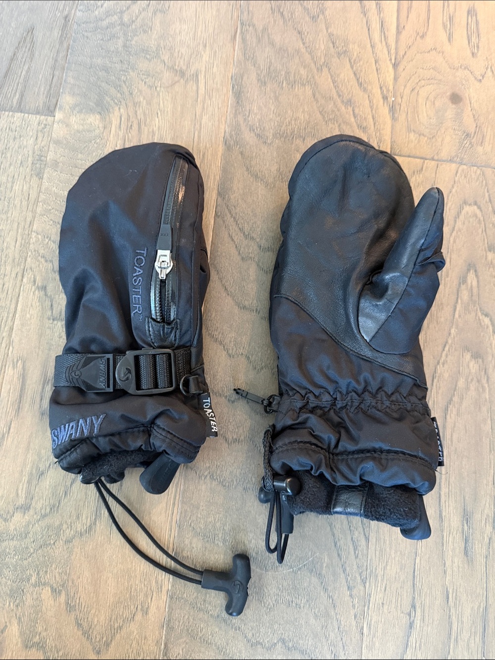 Swany Toaster womens Black Insulated Mittens with Grip S